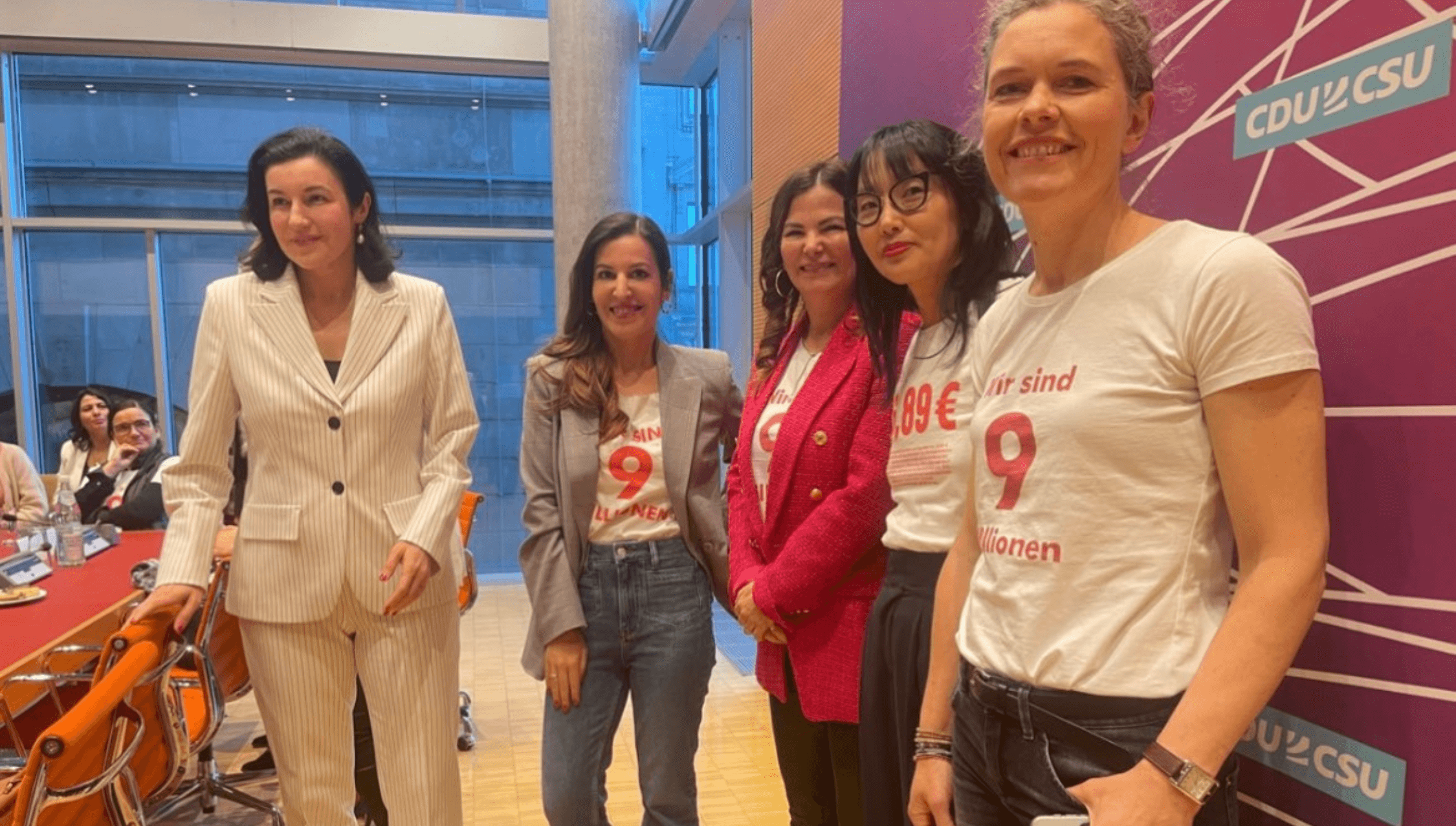 Foto aus dem Bundestag mit Dorothee Bär, Miriam Stein und Sheila de Liz